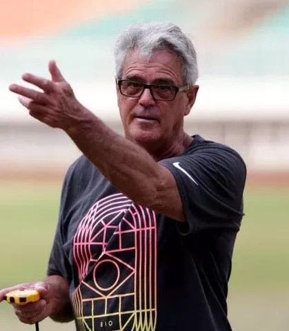 A man holding a frisbee in his hand.